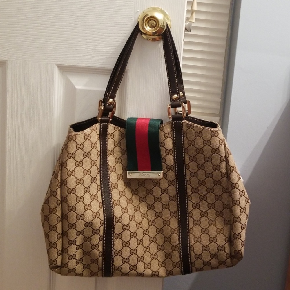 100% AUTHENTIC GUCCI PURSE!